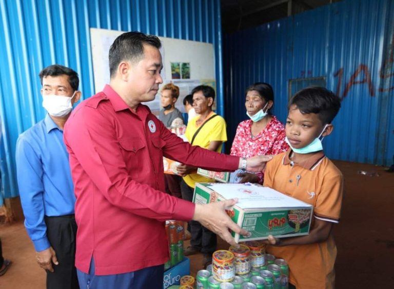 ​អភិបាលខេត្ត​កំពង់ចាម​នាំយក​អំណោយ​សម្តេច​កិត្តិ​ព្រឹទ្ធ​បណ្ឌិត ជូន​កម្មករ ដែល​រងគ្រោះ​ដោយ​ពុល​ស្រា នៅ​ក្រុមហ៊ុន ឡុង​ស្រេង ស្រុក​ស្ទឹងត្រង់​