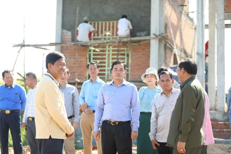 អភិបាលខេត្តកំពង់ចាម អញ្ជើញចុះពិនិត្យវឌ្ឍនភាពការងារសាងសង់ហេដ្ឋារចនាសម្ព័ន្ធមួយចំនួន ក្នុងក្រុងកំពង់ចាម