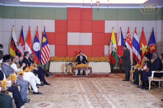 សម្តេចតេជោ ហ៊ុន សែន អញ្ជើញជួបជាមួយប្រតិភូរដ្ឋមន្ត្រីការពារជាតិអាស៊ាន