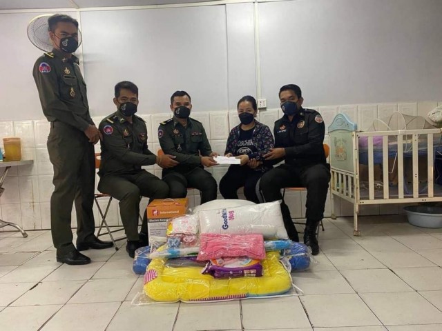 ឯកឧត្តម ឧត្តមសេនីយ៍ឯក ហ៊ុន ម៉ាណែត និង លោកជំទាវ ចាត់ក្រុមការងារនាំយកអំណោយជូនដល់គ្រួសារ នាយចំណង់ នាង សុខបញ្ញា សមាជិក កងរាជអាវុធហត្ថរាជធានីភ្នំពេញ ដែលមានប្រពន្ធទើបតែសម្រាលកូន!