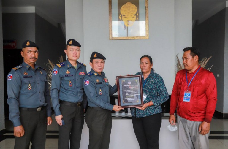 ថវិកាមូលនិធិមហាគ្រួសារកងរាជអាវុធហត្ថ ត្រូវបានប្រគល់ជូនគ្រួសារសពសមាជិកមន្ត្រី អាវុធហត្ថរាជធានីភ្នំពេញ!