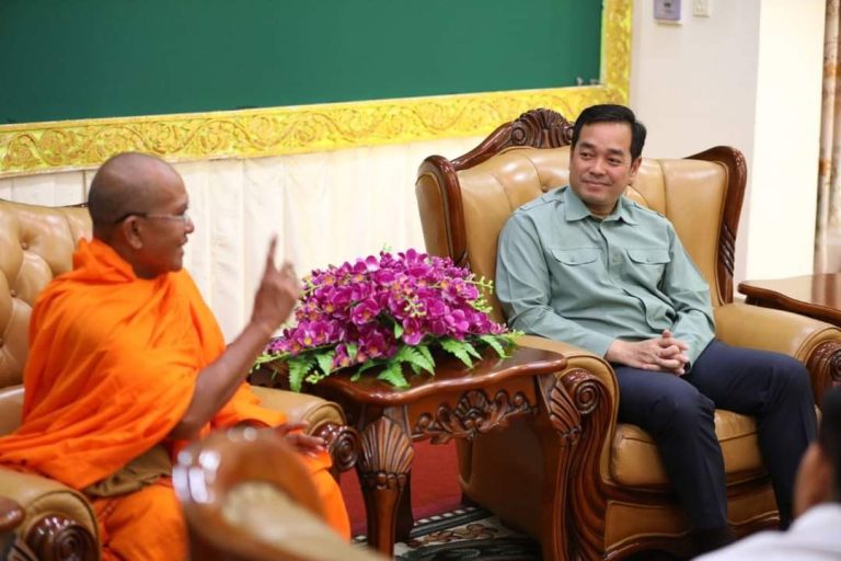 អភិបាលខេត្តកំពង់ចាម អញ្ជើញក្រាបបង្គំ សម្តែងការគួរសម និងជួបសំណេះសំណាលជាមួយព្រះចៅអធិការ និងគណៈកម្មការ អាចារ្យ វត្តភ្នំព្រះវិហារ ក្នុងស្រុកបាធាយ