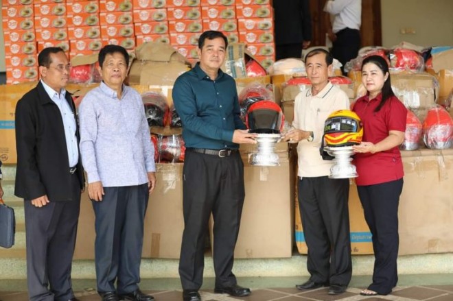 ឯកឧត្តម អ៊ុន ចាន់ដា អញ្ជើញទទួលអំណោយពីរសប្បុរសជន ដើម្បីគាំទ្រដល់កិច្ចការរបស់រដ្ធបាលខេត្តដើម្បីយកទៅប្រើប្រាស់ក្នុងការងារមនុស្សធម៌