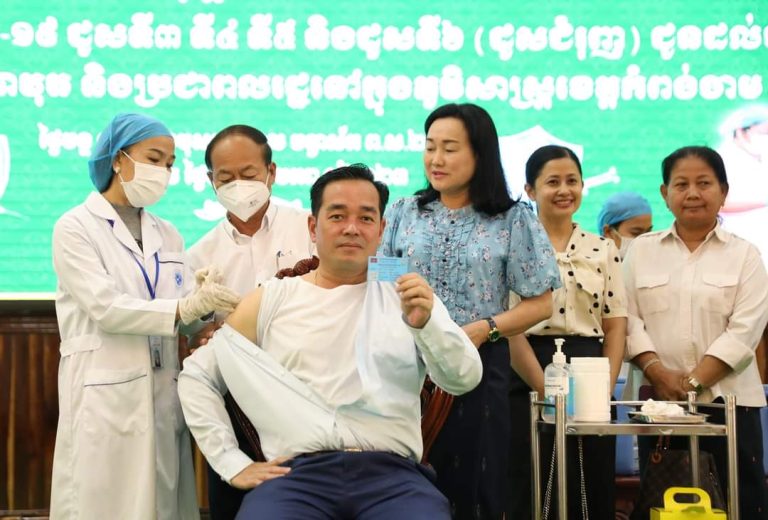 រដ្ធបាលខេត្តកំពង់ចាម រៀបចំប្រារព្វពិធីចាក់វ៉ាក់សាំងបង្ការជំងឺកូវីដ-១៩ ដូសទី៦ ជូនដល់ថ្នាក់ដឹកនាំ មន្ត្រីរាជការ តាមបណ្តាមន្ទីរ អង្គភាពជុំវិញខេត្ត ក្រោមអធិបតីភាព ឯកឧត្តម អ៊ុន ចាន់ដា