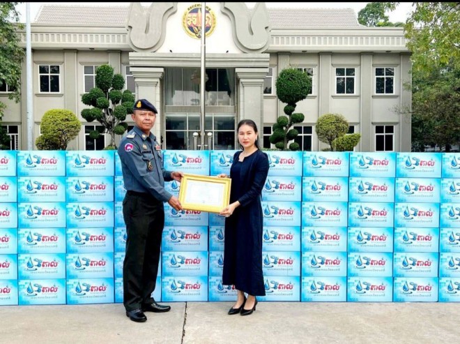 `អាវុធហត្ថរាជធានីភ្នំពេញ សម្តែងនូវការថ្លែងអំណរគុណចំពោះ លោកស្រី អូន ស្រីពៅ !