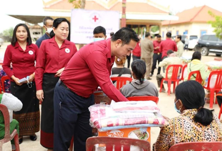 ឯកឧត្តម អ៊ុន ចាន់ដា អញ្ជើញចុះសួរសុខទុក្ខ និងនាំយកអំណោយមនុស្សធម៌ សម្តេចកិត្តិព្រឹទ្ធបណ្ឌិត ប៊ុន រ៉ានី ហ៊ុនសែន ជូនដល់ពលរដ្ឋងាយរងគ្រោះបំផុត ក្នុងស្រុកព្រៃឈរ