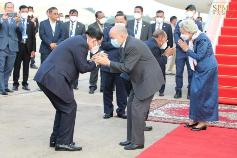 សម្ដេចតេជោ ហ៊ុន សែន អញ្ជើញទទួលព្រះរាជដំណើរព្រះមហាក្សត្រ និងសម្តេចម៉ែ យាងត្រឡប់ពីទីក្រុងប៉េកាំង ប្រទេសចិន