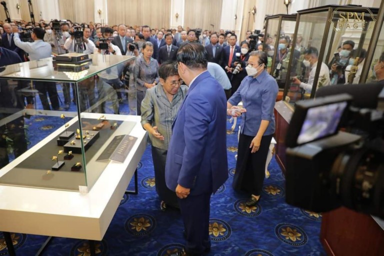 សម្ដេចតេជោ ហ៊ុន សែន អញ្ជើញក្នុងពិធីទទួលវត្ថុបុរាណខែ្មរដែលបានប្រគល់ជូនព្រះរាជាណាចក្រកម្ពុជាវិញ