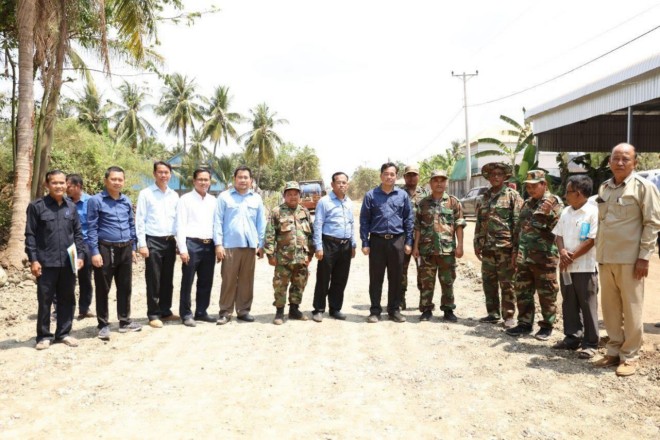 ឯកឧត្តម ឯកឧត្តម អ៊ុន ចាន់ដា អភិបាលខេត្តកំពង់ចាម ដឹកនាំក្រុមការងារចុះពិនិត្យវឌ្ឍនភាពការសាងសង់ហេដ្ឋារចនាសម្ព័ន្ធ នៅស្រុកព្រៃឈរ ជាអំណោយរបស់សម្តេចតេជោ និងសម្តេចកិត្តិព្រឹទ្ធបណ្ឌិត