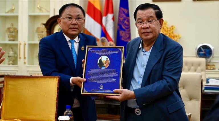 សម្តេចតេជោ ហ៊ុន សែន នាយករដ្ឋមន្ត្រី អនុញ្ញាតឲ្យ ឯកឧត្តម អ្នកឧកញ៉ា លី យ៉ុងផាត់ ប្រធានសមាគមឧកញ៉ាកម្ពុជា ចូលជួបសំដែងការគួរសម និងទទួលអនុសាសន៍ណែនាំការងារជួយសង្គម