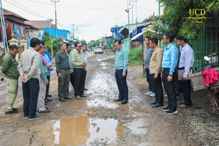 អភិបាលខេត្តកំពង់ចាម ចុះសួរសុខទុក្ខប្រជាពលរដ្ឋ និងពិនិត្យគម្រោងសាងសង់ស្ពាននៅស្រុកកោះសូទិន ព្រមទាំងការដ្ឋានស្ថាបនាផ្លូវបេតុង នៅស្រុកស្រីសន្ធរ