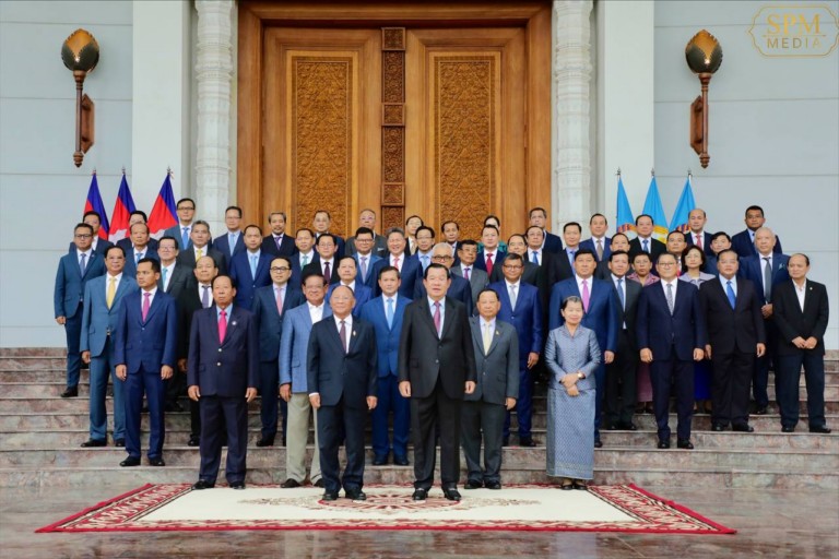 សម្តេចតេជោ ហ៊ុន សែន អញ្ជើញជួបសំណេះសំណាល ពិសារភោជនាហារ ជាមួយសមាជិករាជរដ្ឋាភិបាលចាស់ និងសមាជិករាជរដ្ឋាភិបាលថ្មី