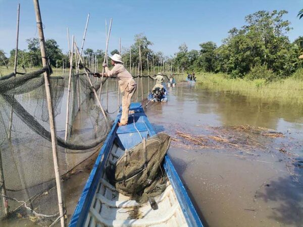សមត្ថកិច្ចខេត្តកំពង់ធំ ដឹកនាំកម្លាំងចម្រុះអនុវត្តបទបញ្ជាទប់ស្កាត់ និងបង្ក្រាបបទល្មើសនេសាទក្នុងរដូវបិទនេសាទ