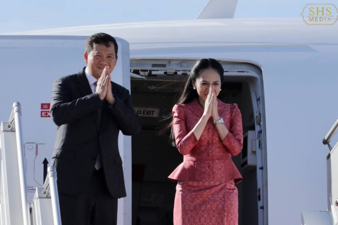 សម្តេចមហាបវរធិបតី ហ៊ុន ម៉ាណែត និងលោកជំទាវ បានអញ្ជើញចាកចេញពីរាជធានីភ្នំពេញហើយ ដើម្បីដឹកនាំគណៈប្រតិភូចូលរួមកិច្ចប្រជុំកំពូលអាស៊ានលើកទី៤៣ និងកិច្ចប្រជុំកំពូលពាក់ព័ន្ធនៅឥណ្ឌូនេស៊ី