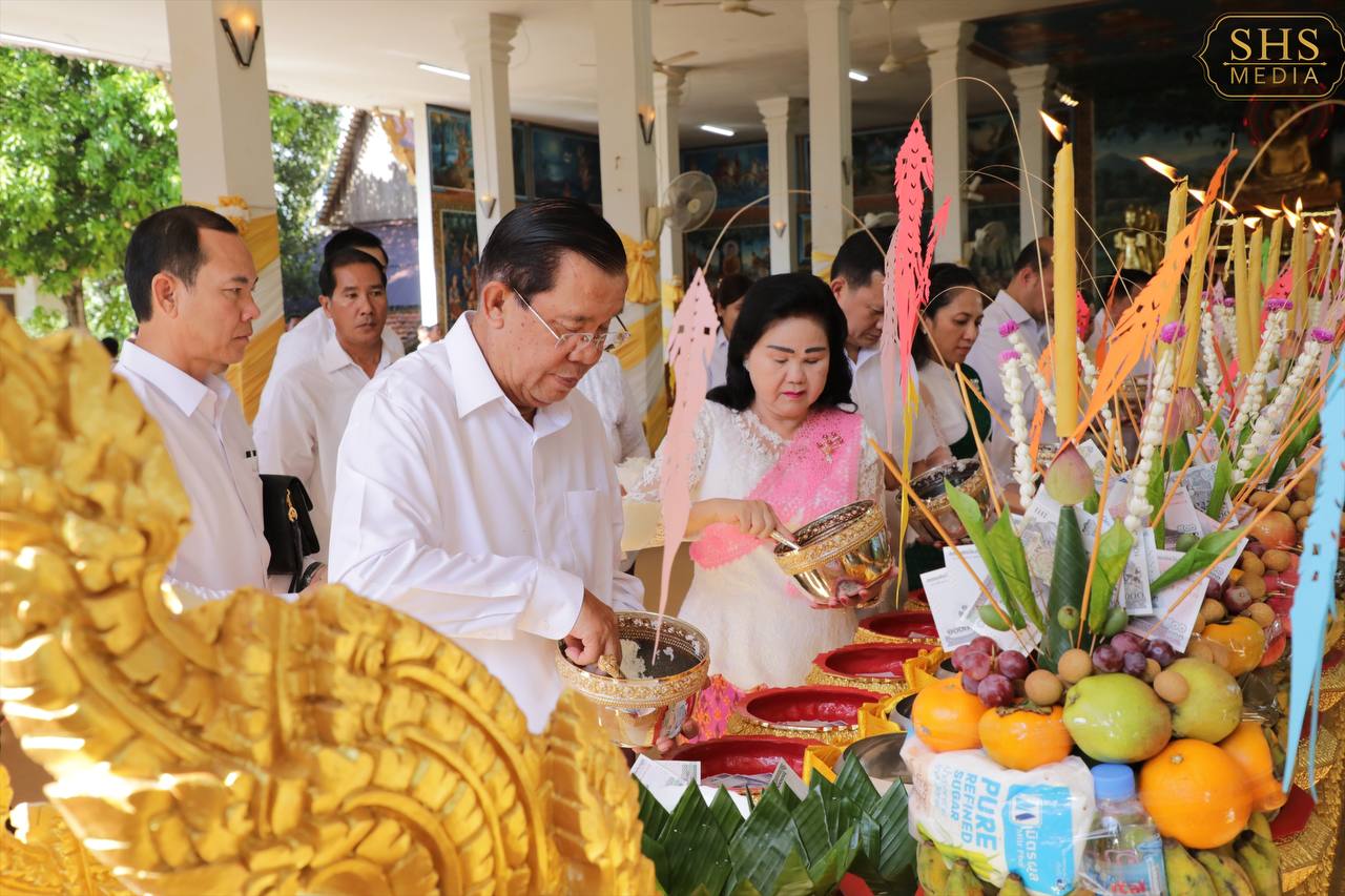 សម្តេចតេជោ ហ៊ុន សែន និងសម្តេចកិត្តិព្រឹទ្ធបណ្ឌិតអញ្ជើញចូលរួមពិធីបុណ្យភ្ជុំបិណ្ឌ នៅវត្តវាំងចាស់