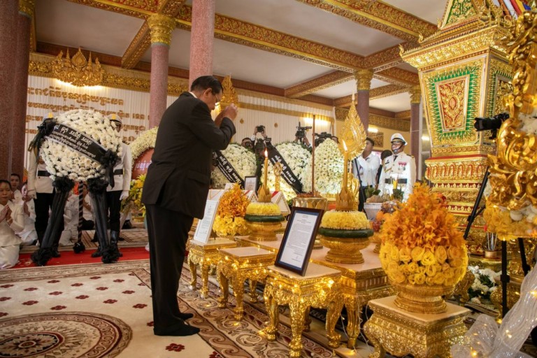 សម្ដេចតេជោ ហ៊ុន សែន អញ្ជើញដាក់កម្រងផ្កាគោរពវិញ្ញាណក្ខន្ធ សម្តេចព្រះអគ្គមហាសង្ឃរាជាធិបតីកិត្តិឧទ្ទេសបណ្ឌិត ទេព វង្ស សម្ដេចព្រះមហាសង្ឃរាជ នៃព្រះរាជាណាចក្រកម្ពុជា