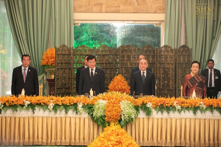 សម្ដេចតេជោ ហ៊ុន សែន អញ្ជើញដង្ហែរព្រះមហាក្សត្រ ក្នុងពិធីលៀងសាយភោជន៍ ជូនឯកឧត្តម ថងលុន ស៊ីសុលីត ប្រធានរដ្ឋ នៃសាធារណរដ្ឋប្រជាធិបតេយ្យប្រជាមានិតឡាវ