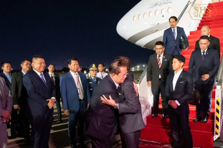 សម្ដេចតេជោ ហ៊ុន សែន អញ្ជើញទទួល ព្រះចៅស៊ុលតង់ ហាជី ហាសិនណល់ ប៊ូលហ្កះ ព្រះមហាក្សត្រ នៃប្រទេសប្រ៊ុយណេ ដារូសាឡឹម