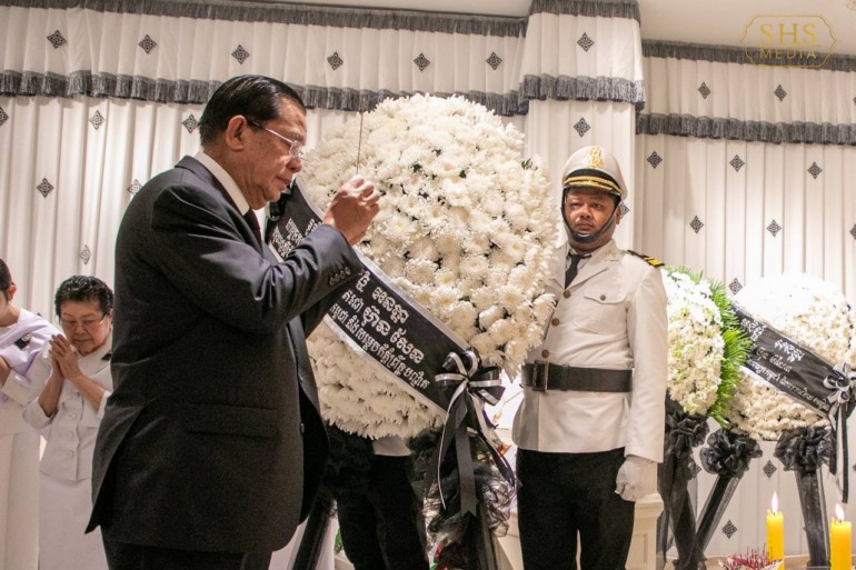 សម្ដេចអគ្គមហាសេនាបតីតេជោ ហ៊ុន សែន ប្រមុខរដ្ឋស្តីទី នៃព្រះរាជាណាចក្រកម្ពុជា អញ្ជើញគោរពវិញ្ញាណក្ខន្ធសពសម្តេចចៅហ្វាវាំង វរវៀងជ័យ អធិបតីស្រឹង្គា គង់ សំអុល