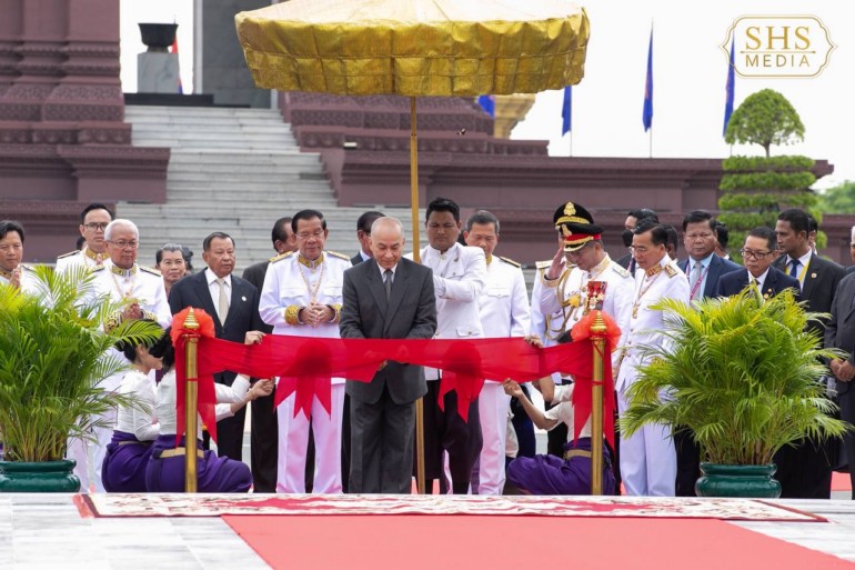 សម្ដេចតេជោ ហ៊ុន សែន អញ្ជើញដង្ហែព្រះមហាក្សត្រ យាងក្នុងព្រះរាជពិធីសម្ពោធវិមានរដ្ឋធម្មនុញ្ញ