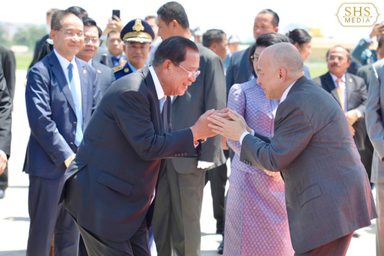 សម្ដេចតេជោ ហ៊ុន សែន អញ្ជើញទទួលព្រះរាជដំណើរយាងនិវត្តន៍ របស់ព្រះករុណាព្រះបាទសម្ដេច ព្រះបរមនាថ នរោត្តម សីហមុនី ព្រះមហាក្សត្រនៃព្រះរាជាណាចក្រកម្ពុជា បន្ទាប់ពីយាងចូលរួមកិច្ចប្រជុំកំពូលហ្វ្រង់កូហ្វូនី លើកទី១៩ នៅប្រទេសបារាំង