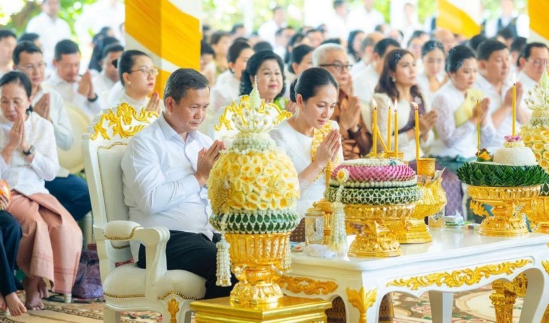 សម្តេចមហាបវរធិបតី និងលោកជំទាវបណ្ឌិត អញ្ជើញចូលរួមបុណ្យភ្ជុំ នៅវត្តហរិរក្សរាជិនី ហៅវត្តវាំងចាស់