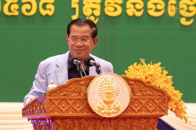 សម្តេចតេជោ ហ៊ុន សែន អញ្ជើញ សំណេះសំណាល និងពិសាភោជនាហារសាមគ្គីជាមួយក្រុមកីឡាបាល់ទាត់តារាកម្ពុជា និងក្រុមកីឡាប្រដាល់គុនខ្មែរ