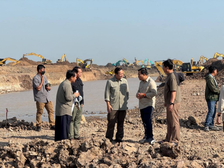 សម្តេចបវរធិបតី ហ៊ុន ម៉ាណែត នាយករដ្ឋមន្ត្រី នៃព្រះរាជាណាចក្រកម្ពុជា ចុះទៅពិនិត្យការអន្តរាគមន៍បូមទឹកសង្គ្រោះស្រូវរបស់បងប្អូនប្រជាកសិករ ចំនួនជិត ២ ពាន់ហិកតា នៅព្រែកអំបិល ស្រុកស្អាង ខេត្តកណ្តាល និងស្រុកព្រៃកប្បាស ខេត្តតាកែវ