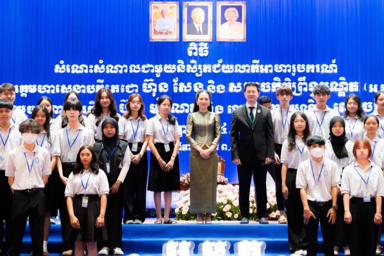 ពិធីសំណេះសំណាលនិស្សិតជ័យលាភីអាហារូបករណ៍ សម្ដេចអគ្គមហាសេនាបតីតេជោ ហ៊ុន សែន និង សម្ដេចកិត្តិព្រឹទ្ធបណ្ឌិត (អ.ម.ត)