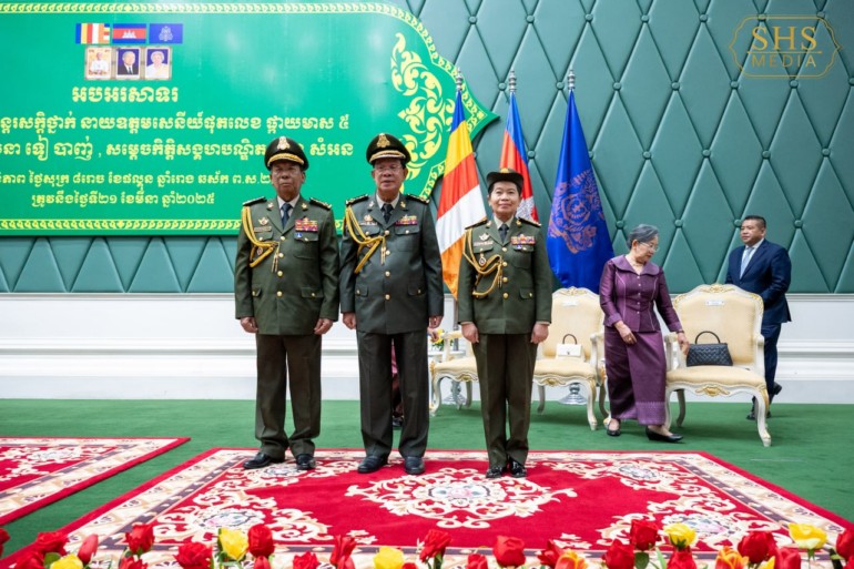 សម្តេចតេជោ ហ៊ុន សែន អញ្ជើញជាអធិបតីក្នុងពិធីអបអរសាទរ និងបំពាក់ឋានន្តរសក្តិថ្នាក់នាយឧត្តមសេនីយ៍ផុតលេខ ផ្កាយមាស ៥ ជូន សម្តេចពិជ័យសេនា ទៀ បាញ់ និងសម្តេចកិត្តិសង្គហបណ្ឌិត ម៉ែន សំអន