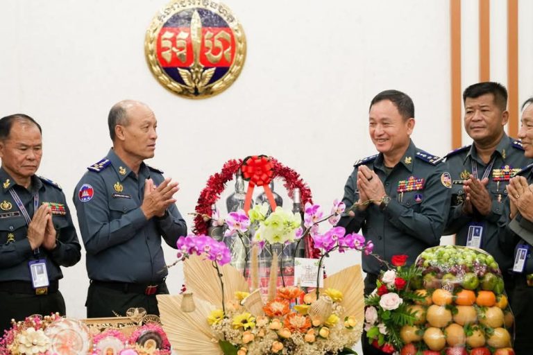 ឧត្តមសេនីយ៍ឯក រ័ត្ន ស្រ៊ាង ដឹកនាំមន្ត្រីក្រោមឱវាទ រួមមាន មេបញ្ជាការរង អាវុធហត្ថរាជធានី ព្រមទាំងមេបញ្ជាការមូលដ្ឋាន អាវុធហត្ថខណ្ឌទាំង១៤ តំណាងឲ្យអាវុធហត្ថរាជធានីភ្នំពេញទាំងមូល ចូលសូមគោរពជូនពរ ឯកឧត្តម នាយឧត្តមសេនីយ៍ សៅ សុខា