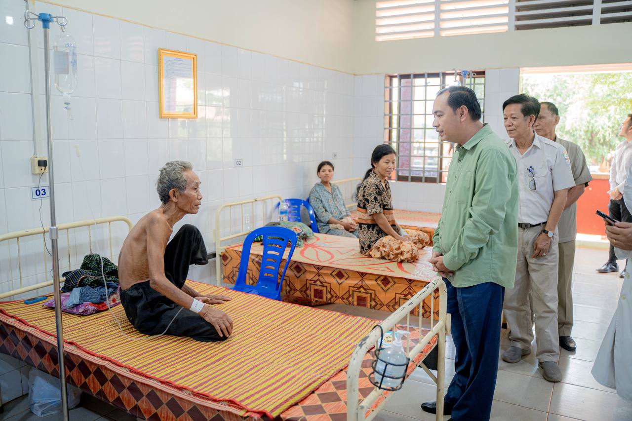 ឯកឧត្តម នេត្រ ភក្ត្រា ចុះសាកសួរសុខទុក្ខមន្ត្រីសុខាភិបាល និងពិនិត្យការផ្តល់សេវាសាធារណៈផ្នែកសេវាសុខាភិបាលជូនប្រជាពលរដ្ឋនៅមណ្ឌលសុខភាពស្នួល និងមន្ទីរពេទ្យបង្អែកស្នួល