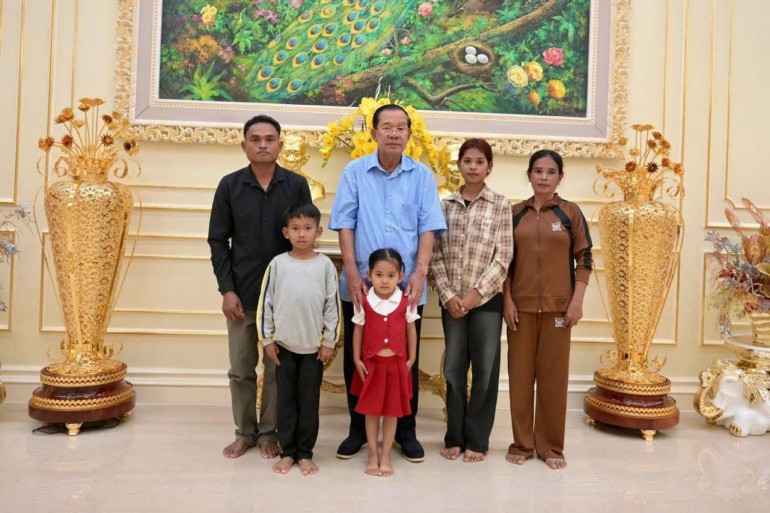 ចៅស្រី ស៊ុន ស្រីតី (កុមារីលក់ផ្កា) បានជួប លោកតា សម្ដេចតេជោ ហើយ