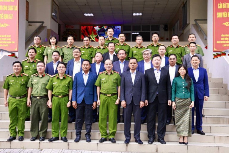 ឯកឧត្តមអភិសន្តិបណ្ឌិត ស សុខា ជួបថ្នាក់ដឹកនាំសាលានគរបាលប្រជាជន ភាគខាងត្បូងប្រទេសវៀតណាម