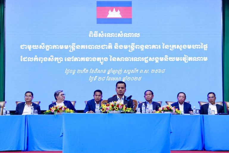 ឯកឧត្ដមអភិសន្តិបណ្ឌិត ស សុខា អញ្ជើញសំណេះសំណាល និងផ្ដល់ការណែនាំទៅកាន់សិក្ខាកាមមន្ត្រីក្រសួងមហាផ្ទៃ ដែលកំពុងសិក្សានៅភាគខាងត្បូង នៃប្រទេសវៀតណាម