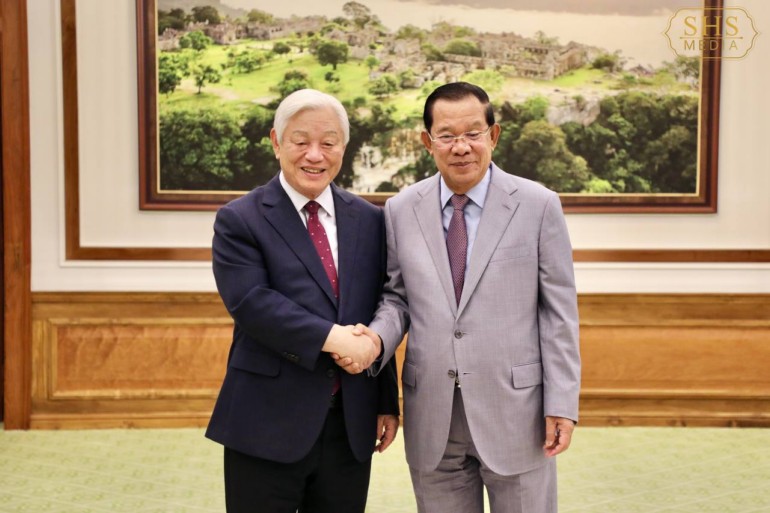 សម្ដេចតេជោ ហ៊ុន សែន អនុញ្ញាតឱ្យលោកបណ្ឌិត បាក់ អុកស៊ូ(Ock Soo Park) ស្ថាបនិកអង្គការសម្ព័ន្ធយុវជនអន្តរជាតិ (IYF) ចូលជួបសម្ដែងការគួរសម