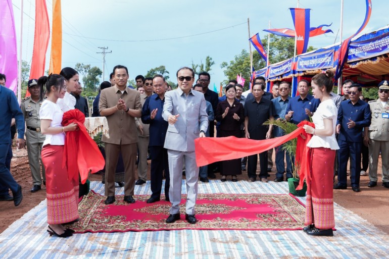 ឯកឧត្តមឧបនាយករដ្ឋមន្ត្រីប្រចាំការ វង្សី វិស្សុត សម្ពោធដាក់ឱ្យប្រើប្រាស់ផ្លូវក្រាលក្រួសក្រហមប្រវែងជាង ២១ គ.ម. ក្នុងខេត្តកំពង់ធំ ដែលជាអំណោយ សម្តេចធិបតី ហ៊ុន ម៉ាណែត និងលោកជំទាវបណ្ឌិត