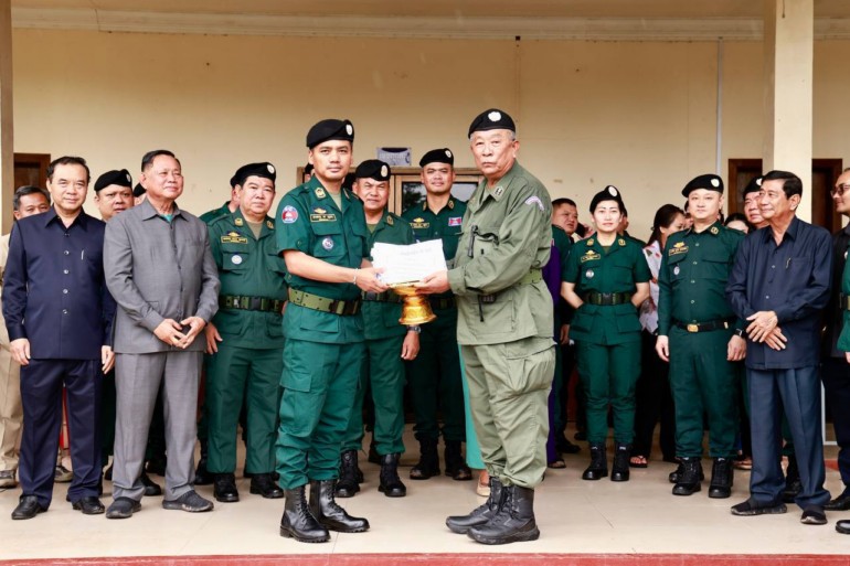 ឯកឧត្តម​អភិ​សន្តិ​បណ្ឌិត ស សុខា និង​លោកជំទាវ នាំ​ភាពកក់ក្ដៅ​និង​ថាមពល​អង់អាច​ពី​សម្ដេច​ធិបតី ទៅ​គាំទ្រ​នគរបាល​ការពារ​ព្រំដែន នៅ​តំបន់​មុំ​បី​