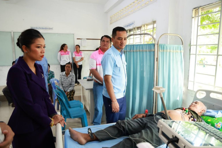 ឯកឧត្តមអភិសន្តិបណ្ឌិត ស សុខា និងលោកជំទាវ ដឹកនាំគ្រូពេទ្យស្ម័គ្រចិត្ត ទៅពិនិត្យនិងព្យាបាលជំងឺដោយឥតគិតថ្លៃ ជូនពលរដ្ឋ ជាង៦ពាន់នាក់ នៅស្រុកកំពង់ត្របែក