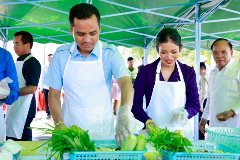 ​ឯកឧត្តម​អភិ​សន្តិ​បណ្ឌិត ស សុខា និង​លោកជំទាវ អញ្ជើញ​សម្ពោធ​អគារ និង​ចម្អិន​អាហារ​ជូន​លោកគ្រូ អ្នកគ្រូ និង​សិស្ស នៅ​សាលា​មត្តេយ្យ​សិក្សា​ជី​ផុច​