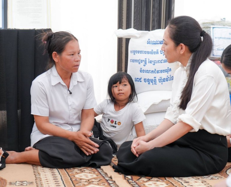 លោកជំទាវបណ្ឌិត ពេជ ចន្ទមុន្នី ហ៊ុនម៉ាណែត បានបន្តអញ្ជើញដឹកនាំក្រុមការងារ ចូលរួមគោរពវិញ្ញាណក្ខន្ធ វីរយុទ្ធជនពលីនៅសមរភូមិមុខក្នុងបុព្វេហេតុការពារបូរណភាពទឹកដីកន្លងទៅនៅទិសខេត្តព្រះវិហារ និងខេត្តឧត្តរមានជ័យ ដែលមានទីតាំងស្ថិតក្នុងខេត្តព្រៃវែង និងខេត្តស្វាយរៀង