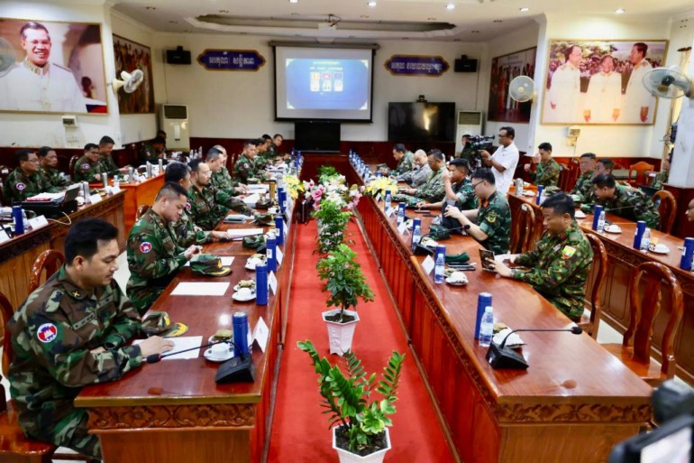 អនុព័ន្ធយោធាម៉ាឡេស៊ីប្រចាំកម្ពុជា ដឹកនាំប្រតិភូសមាជិកសរុប៧ប្រទេស អញ្ជើញដល់យោធភូមិភាគទី៥ ខេត្តបាត់ដំបង | Military Attaché of Malaysia to Cambodia Leads a Delegation of Seven Countries to Military Region 5 in Battambang Province