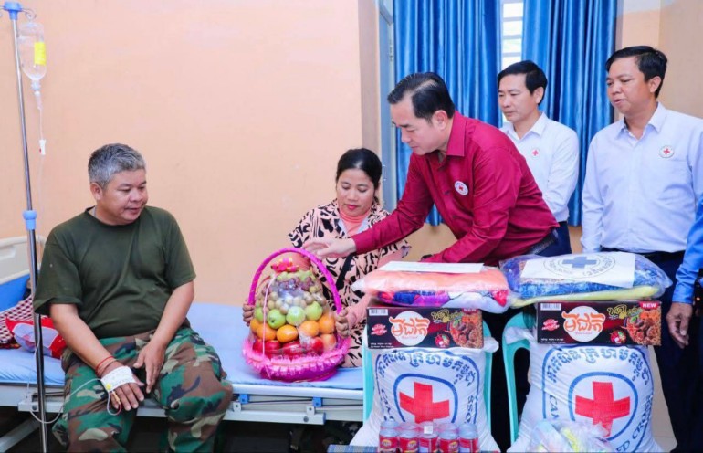 ឯកឧត្តម អ៊ុន ចាន់ដា អញ្ជើញចុះសួរសុខទុក្ខ និងនាំយកអំណោយសម្ដេចកិត្តិព្រឹទ្ធបណ្ឌិត ផ្ដល់ជូនកងទ័ពជួរមុខ ២រូប កំពុងសម្រាកព្យាបាលជំងឺ នៅមន្ទីរពេទ្យបង្អែកស្រុកបាធាយ