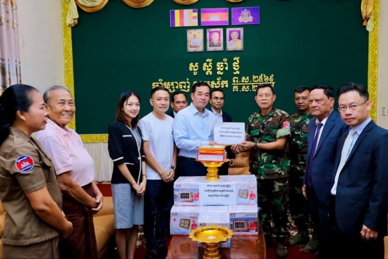 អភិបាលខេត្តកំពង់ចាម ប្រគល់ Power Bank 50 គ្រឿង ជូនតំបន់ប្រតិបត្តិការសឹករងកំពង់ចាម