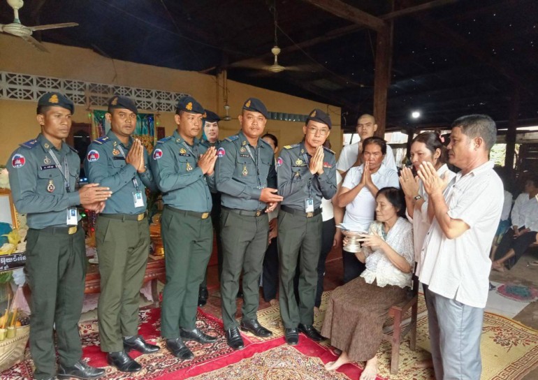 ឧត្តមសេនីយ៍ត្រី សៀ ទីន ដឹកនាំក្រុមការងារចូលរួមគោរពវិញ្ញាណក្ខន្ធសពសមាជិក ដែលបានជួបគ្រោះថ្នាក់ចរាចរណ៍ពេលកំពុងបំពេញភារកិច្ច!