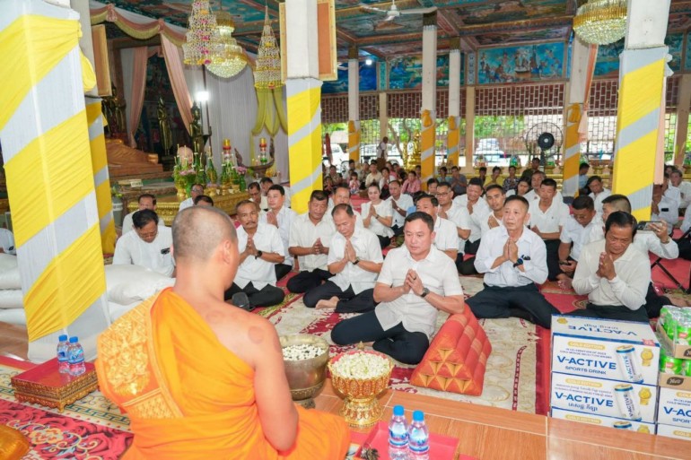 ឧត្តមសេនីយ៍ឯក រ័ត្ន ស្រ៊ាង នាំទេយ្យទានប្រគេនព្រះសង្ឃក្នុងឱកាសវេនកាន់បិណ្ឌ ចំនួន០២វត្ត ក្នុងសង្កាត់ព្រែកកំពឹស ខណ្ឌដង្កោ!