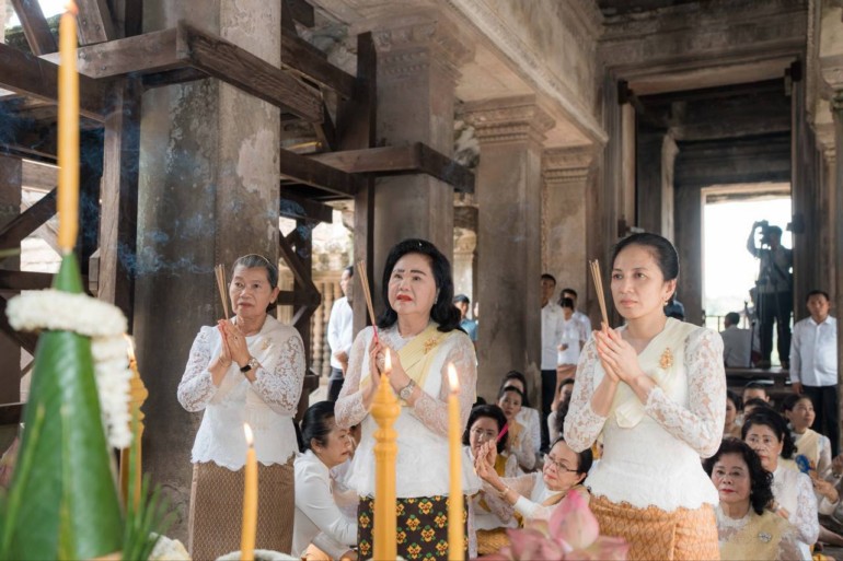 លោកជំទាវបណ្ឌិត ពេជ ចន្ទមុន្នី ហ៊ុនម៉ាណែត អញ្ជើញចូលរួម «ពិធីបួងសួងចម្រើនសេចក្តីសុខ» ក្រោមអធិបតីភាពដ៏ខ្ពង់ខ្ពស់បំផុតរបស់ “សម្តេចកិត្តិព្រឹទ្ធបណ្ឌិត ប៊ុន រ៉ានី ហ៊ុនសែន” និងអធិបតីភាពដ៏ខ្ពង់ខ្ពស់របស់ សម្តេចកិត្តិសង្គហបណ្ឌិត ម៉ែន សំអន