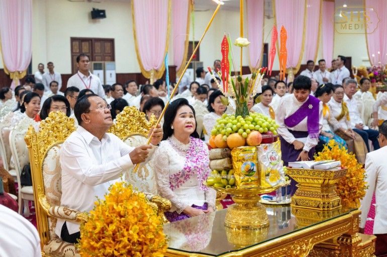 សម្តេចតេជោ ហ៊ុន សែន និងសម្តេចកិត្តិព្រឹទ្ធបណ្ឌិតអញ្ជើញចូលរួមពិធីបុណ្យភ្ជុំបិណ្ឌ នៅវត្តមុន្នីសុវណ្ណ (ហៅវត្តចំពុះក្អែក)