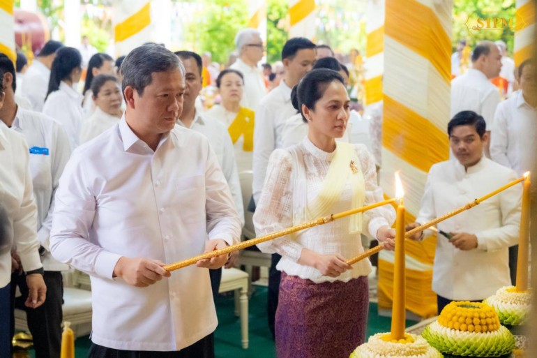 សម្តេចធិបតី ហ៊ុន ម៉ាណែត នឹងលោកជំទាវព្រមទាំងថ្នាក់ដឹកនាំរាជរដ្ឋាភិបាល បានអញ្ចើញចូលរួមពិធីបុណ្យភ្ជុំបិណ្ឌ សូត្រមន្តរាប់បាត្រ នៅវត្តហរិរក្សរាជិនី ហៅវត្តវាំងចាស់ ក្រុងឧត្តុង ខេត្តកំពង់ស្ពឺ
