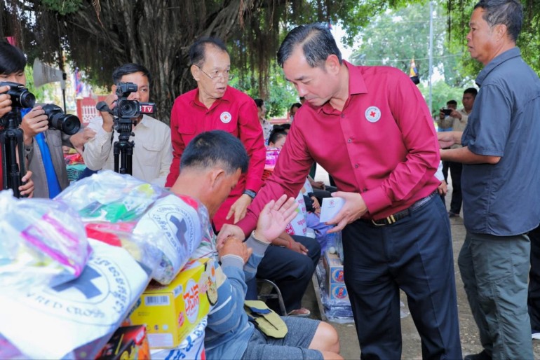 ឯកឧត្តម អ៊ុន ចាន់​ដា អញ្ជើញ​នាំយក​អំណោយ​មនុស្សធម៌​ផ្តល់ជូន​ប្រជាពលរដ្ឋ​ចំនួន ៥៤​គ្រួសារ រងគ្រោះ​ដោយសារ​ទឹកជំនន់ និង​បាក់​ច្រាំងទន្លេ នៅ​ស្រុក​កំពង់សៀម​